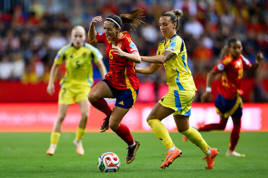 Aitana Bonmati of Spain and Julia Zigiotti Olme of Sweden