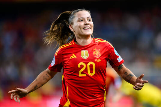 Claudia Pina of Spain celebrates