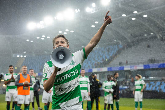 Västerås Simon Gefvert jublar framför supportrarna