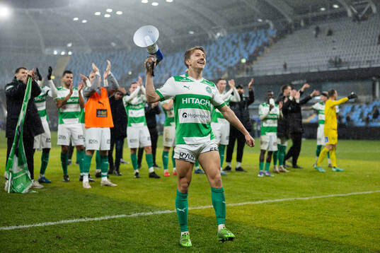 Västerås Simon Gefvert jublar framför supportrarna