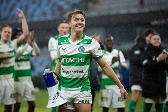 Västerås Simon Gefvert jublar framför supportrarna