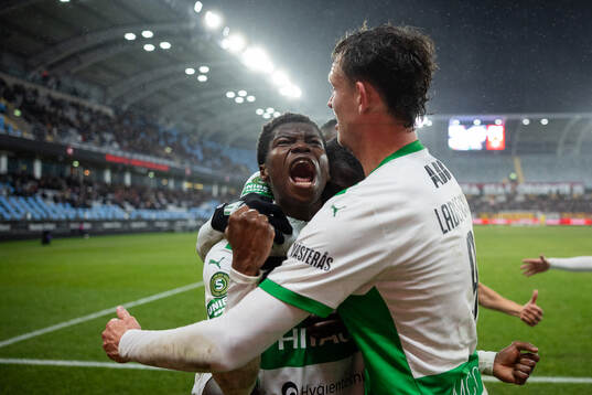 Västerås Sountonoma Axel Taonsa jublar ihop med Mikkel