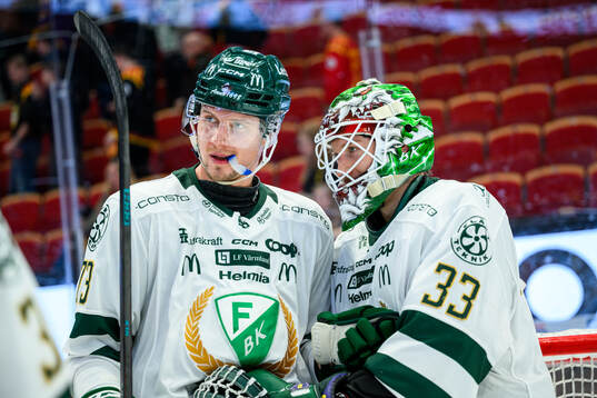 Färjestads Adam Ollas Mattsson och målvakt Emil Larmi