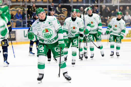 Rögles Karson Kuhlman jublar