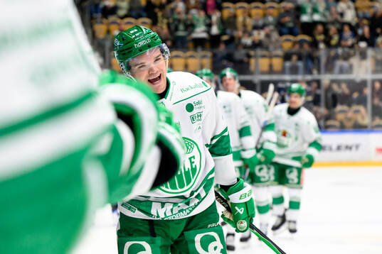 Rögles Karson Kuhlman jublar