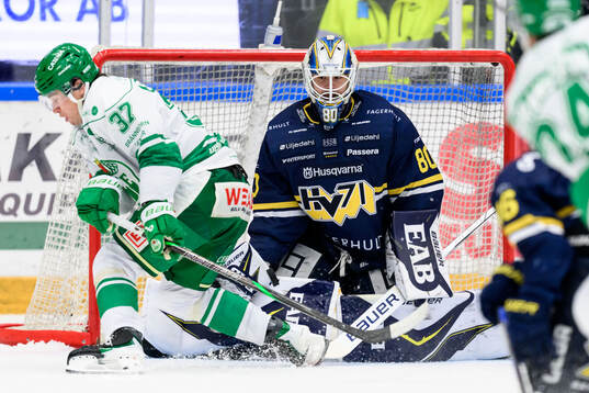 Rögles Albin Sundsvik och HV71s målvakt Frederik Dichow