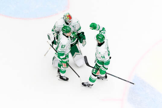 Rögles målvakt Arvid Holm jublar med Leon Bristedt och