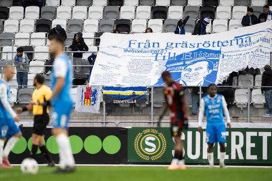 Oddevolds supportrar med ett tifo i halvtid av