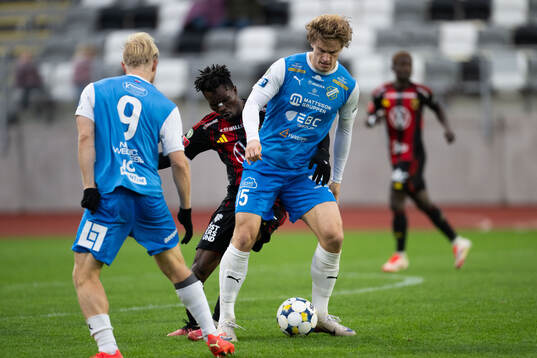 Östersunds Sunday Anyanwu och Oddevolds Vincent Poppler