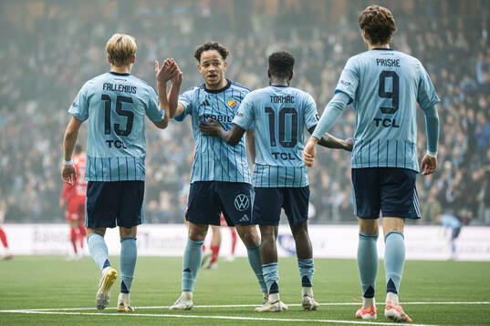 Djurgårdens Tokmac Nguen jublar med Oskar Fallenius,