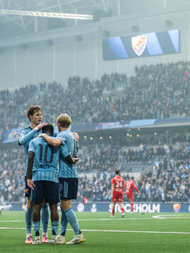 Djurgårdens Tokmac Nguen jublar med August Priske Flyger