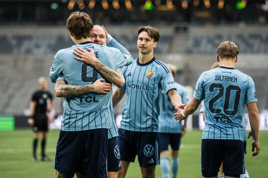 Djurgårdens August Priske Flyger jublar med Adam Ståhl