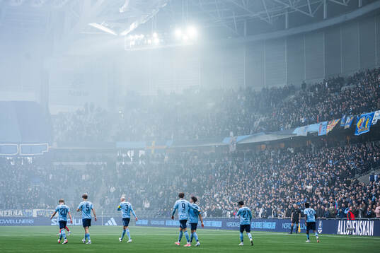 Djurgårdens Mikael Anderson jublar med August Priske Flyger