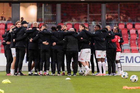 Degerfors spelare samlas