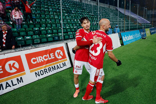 Kalmars Camil Jebara jublar med Robert Gojani