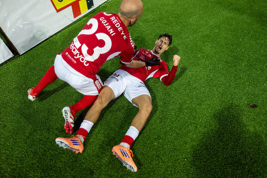 Kalmars Camil Jebara jublar med Robert Gojani