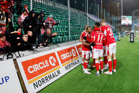 Kalmars Camil Jebara jublar med lagkamrater