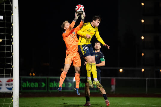 Ängelholms Johan Gudmundsson mot Eskilsminnes målvakt