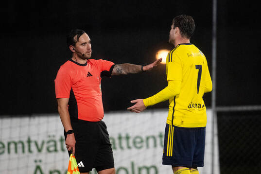 Ängelholms Johan Gudmundsson agerar hos linje domare