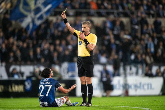 Halmstads Rocco Ascone tilldelas gult kort av domare Glenn