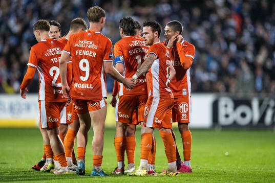 IFK Göteborgs Tobias Heintz jublar med Max Fenger