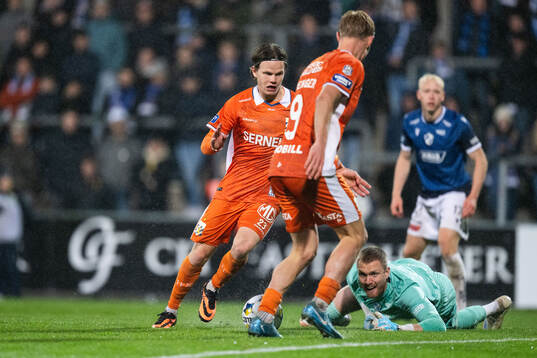 IFK Göteborgs Kolbeinn Thordarson gör 0-2 bakom Halmstads