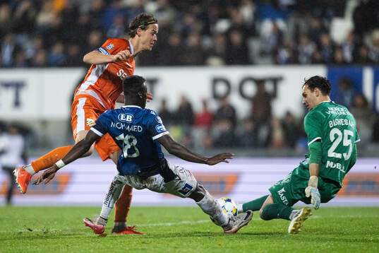 IFK Göteborgs August Erlingmark och målvakt Elis