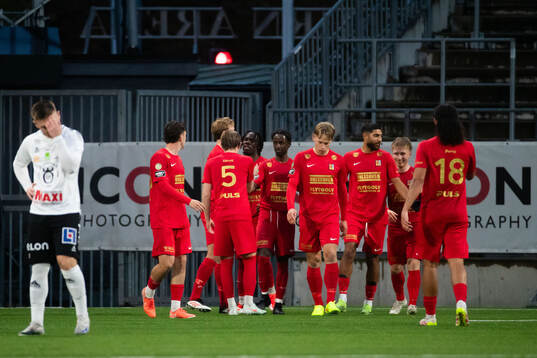 Landskronas Xavier Odhiambo jublar med lagkamrater