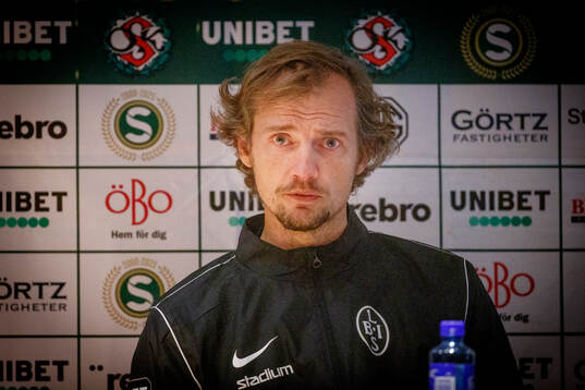 Landskronas tränare Robin Asterhed på presskonferensen