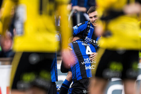 Elfsborgs Ibrahim Buhari jublar med Tobias Anker