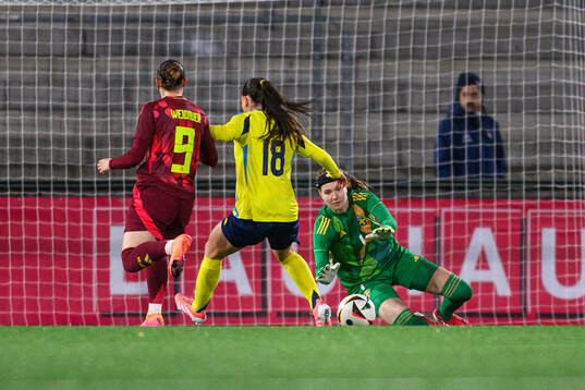 Dilara Acikgöz of Germany against Emilia Pelgander and