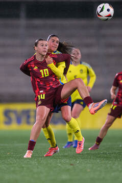 Larissa Muhlhaus of Germany and Emilia Pelgander of Sweden