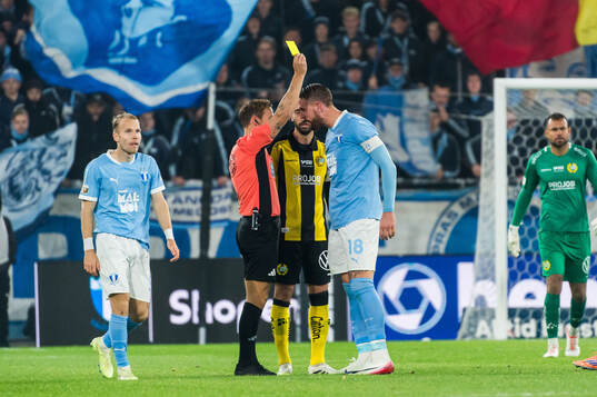 Malmö FFs Pontus Jansson tilldelas gult kort av domare