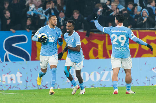 Malmö FFs Martin Olsson jublar med Taha Ali och Sead