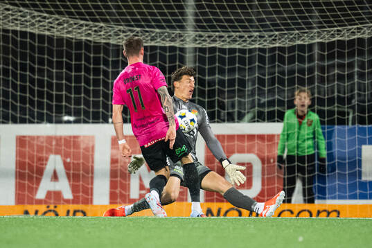 Brommapojkarnas Rasmus Örqvist  och GAIS målvakt Kees Sims