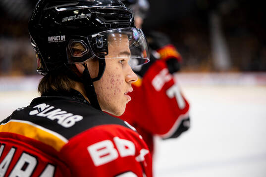 Luleås Casper Juustovaara Karlsson innan ishockeymatchen i