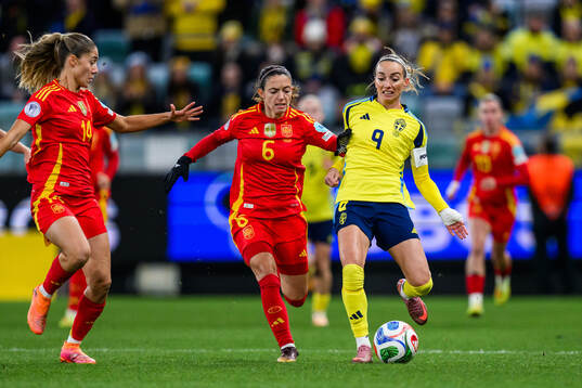 Aitana Bonmati of Spain and Kosovare Asllani of Sweden