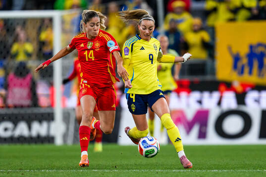 Laia Aleixandri of Spain and Kosovare Asllani of Sweden