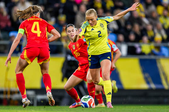 Maria Leon of Spain and Smilla Holmberg of Sweden