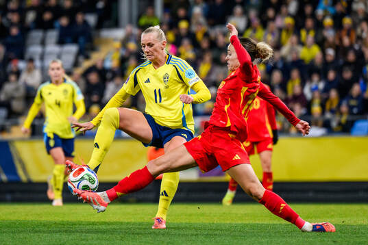 Stina Blackstenius of Sweden and Maria Leon of Spain