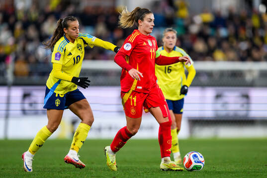 Rosa Kafaji of Sweden anf Alexia Putellas of Spain