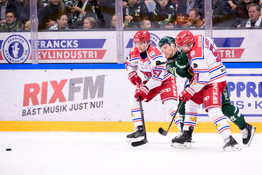 Timrås Anton Wedin och Anton Lander i en kamp mot
