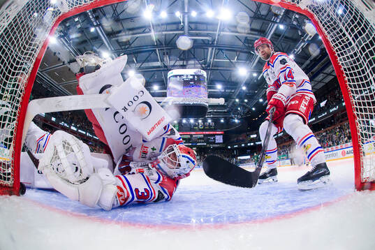 Timrås målvakt Tim Juel och Emil Pettersson i situationen