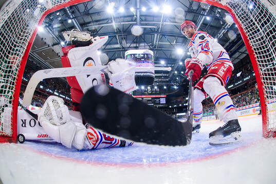 Timrås målvakt Tim Juel och Emil Pettersson i situationen