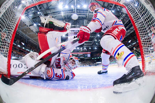 Timrås målvakt Tim Juel och Emil Pettersson i situationen