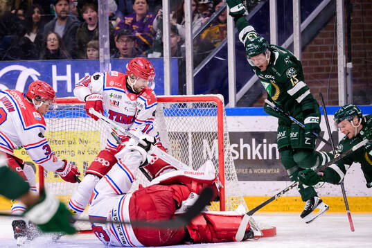 Timrås målvakt Tim Juel och Emil Pettersson i situationen