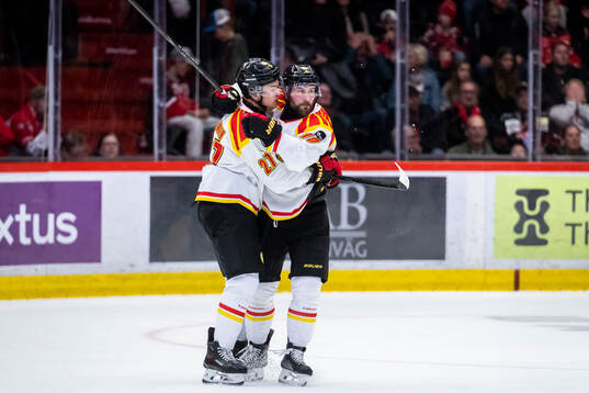 Brynäs Anton Rödin jublar vid 2-3