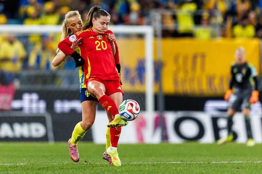 Smilla Holmberg of Sweden and Claudia Pina of Spain