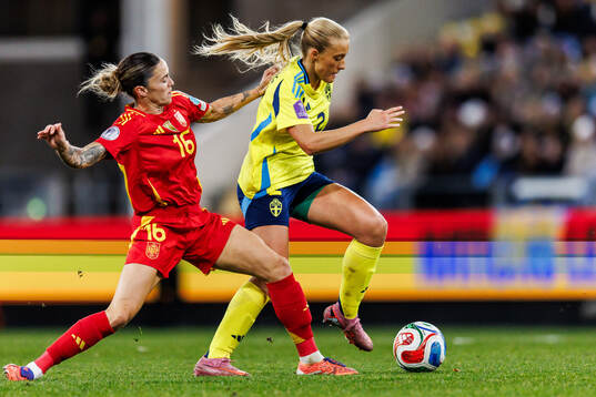 Maria Leon of Spain and Smilla Holmberg of Sweden