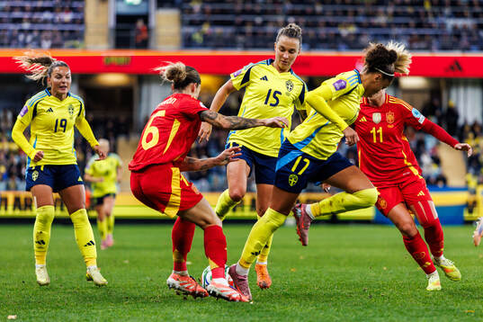 Maria Leon and Alexia Putellas of Spain against Johanna